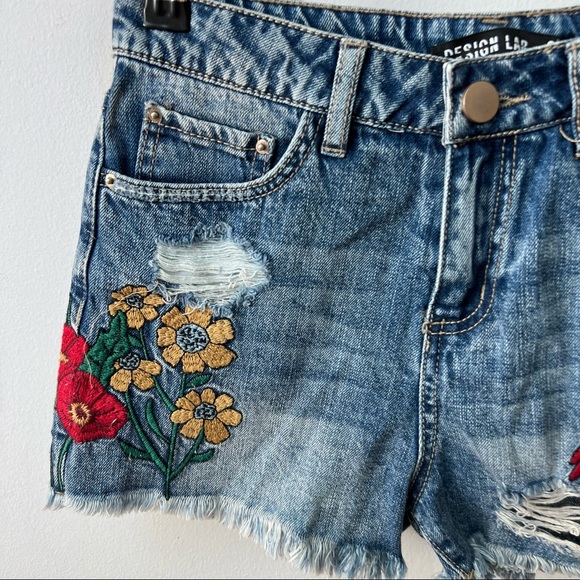 Lord & Taylor Hummingbird Embroidered Distressed Cut Off Shorts size 24 - Picture 2 of 5